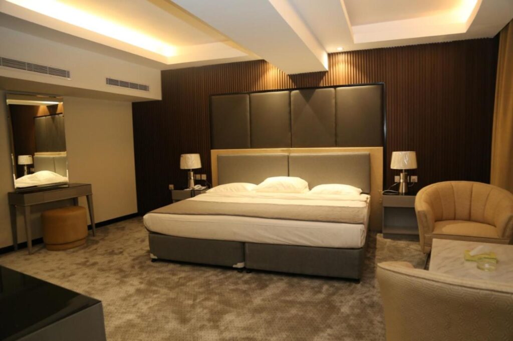 شكل الغرفة في فندق قصر السلام للعرسان