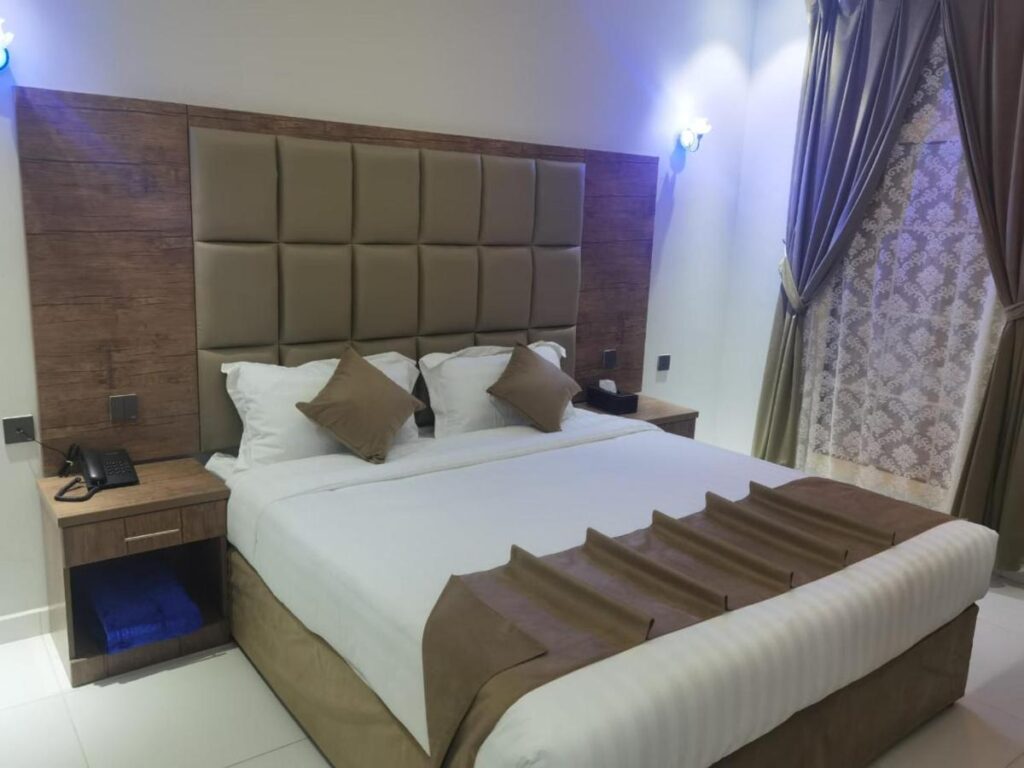 شكل احدى غرف النوم في نفندق اوسترافا الرخيص